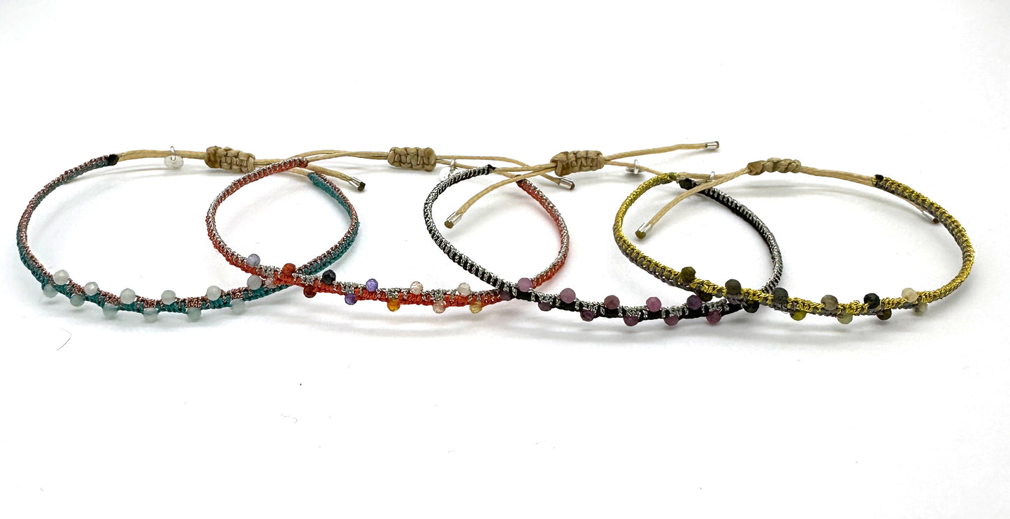 Gewebtes Armband lachsfarben mit bunten echten Edelsteinen