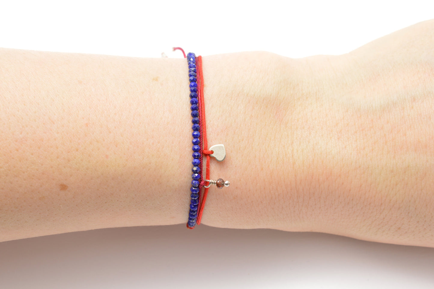 Feines Armband aus facettiertem Lapislazuli blau rot