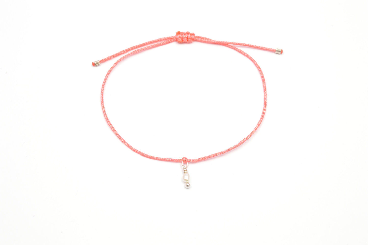 zarter Perle am farbigen Armband