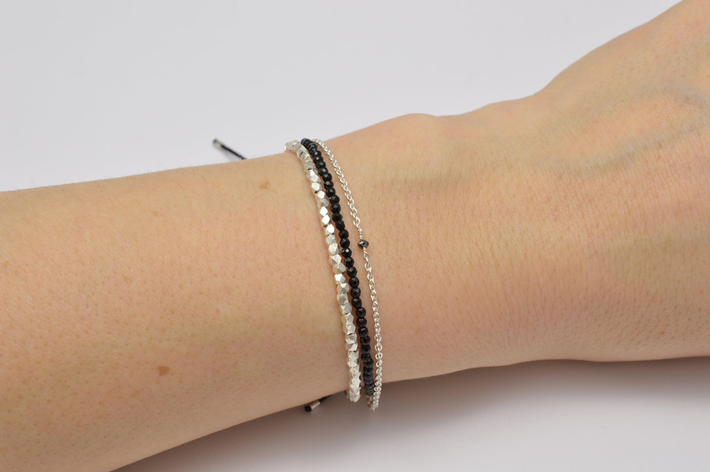 Armband schwarz aus facettierten Onyx Perlen und 925 Sterling Silber