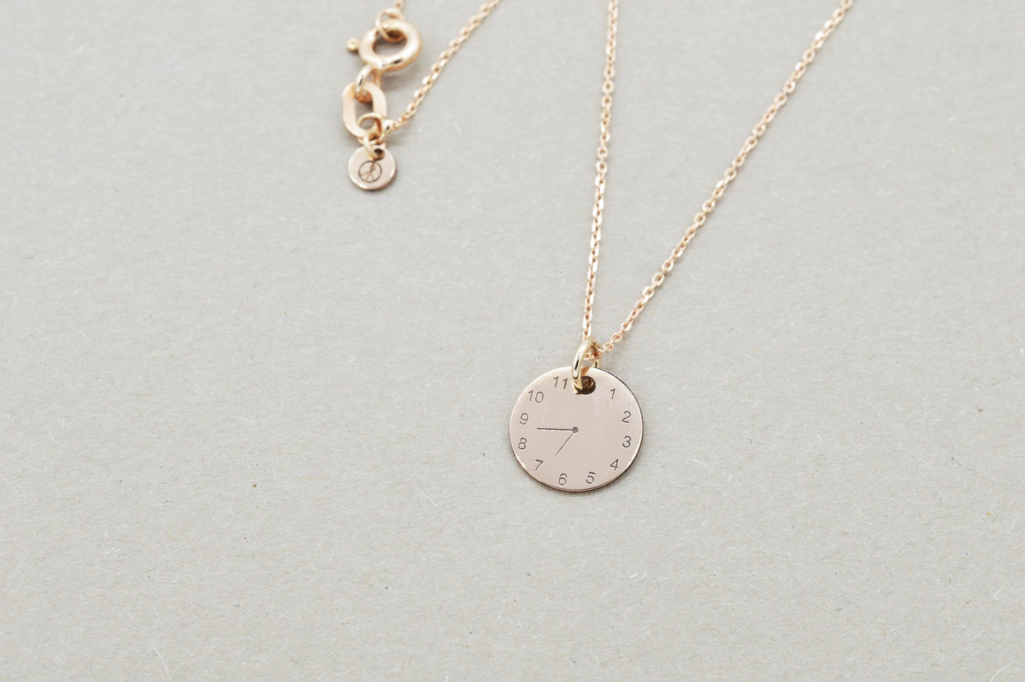 Kette mit Anhänger Uhrzeit - 10mm - 9 Karat Roségold