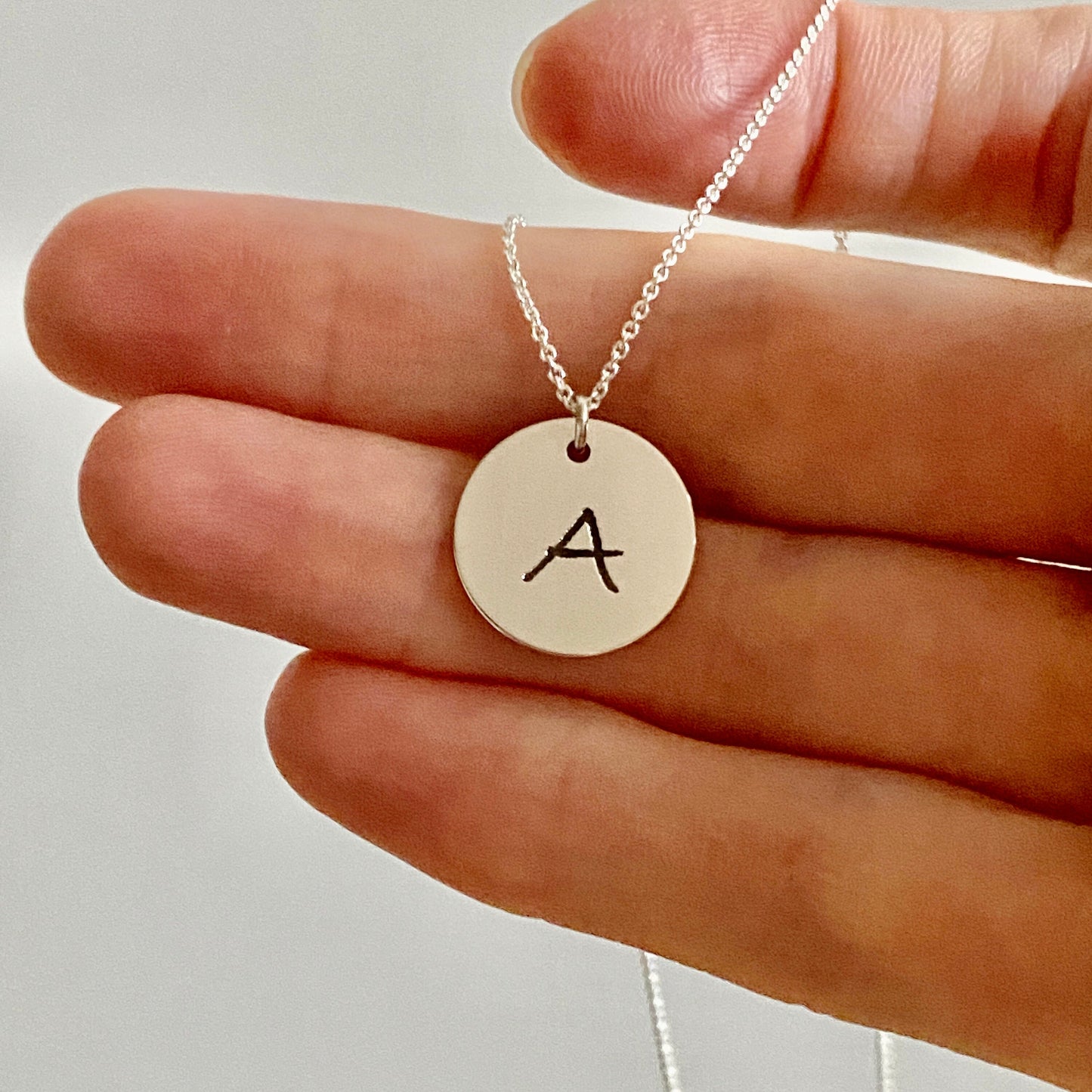 Anhänger 15mm mit Gravur an zarter Kette aus 925 Sterling Silber
