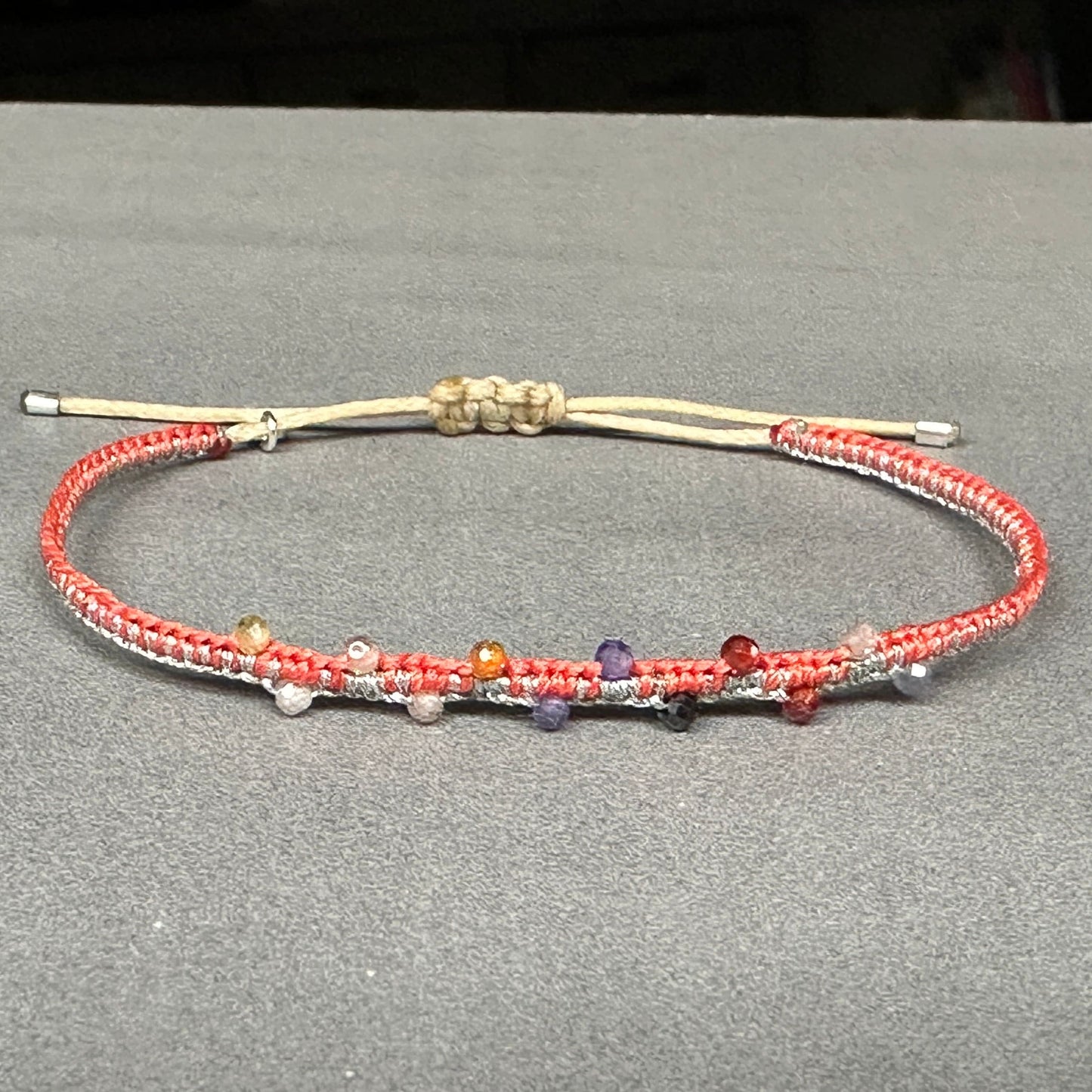 Gewebtes Armband lachsfarben mit bunten echten Edelsteinen