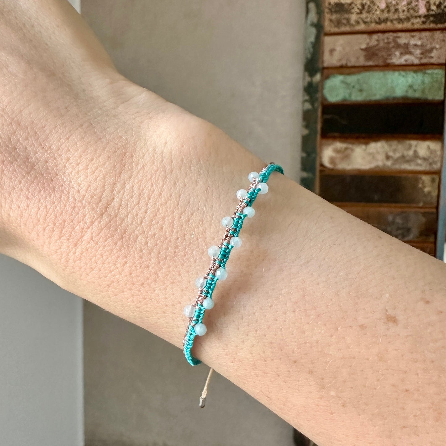 Gewebtes Armband türkis / roségold mit echten Edelsteinen