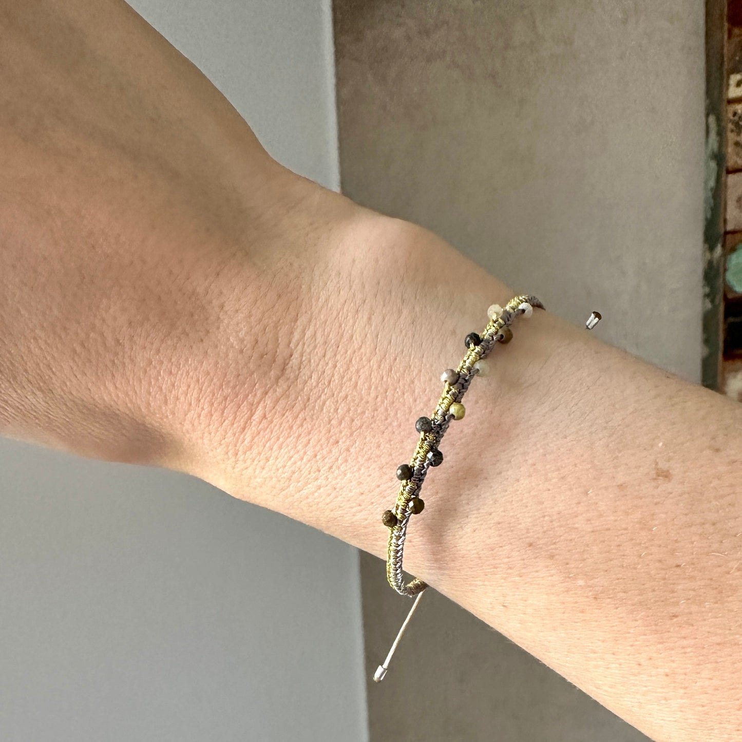 Gewebtes Armband grau / gelbgold mit echten Edelsteinen