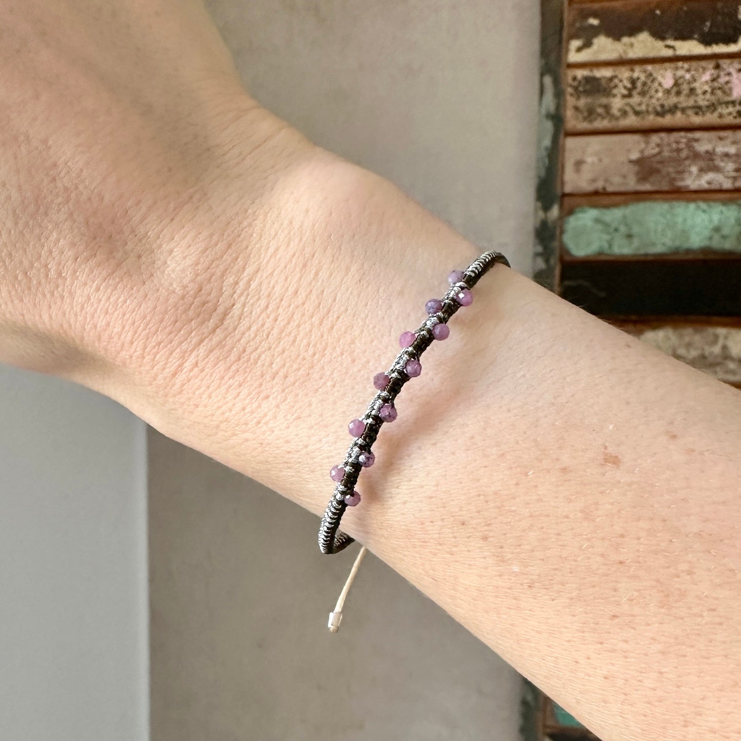 Gewebtes Armband dunkelgrün / silber mit echten Edelsteinen